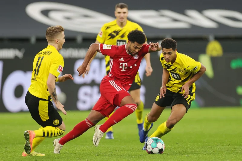 Cầu thủ Bayern Munich tranh bóng quyết liệt trong trận đấu tại giải Bundesliga