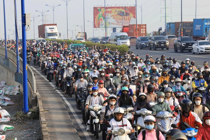 Dòng người đi xe máy kẹt cứng trên đường phố giờ cao điểm tại Việt Nam