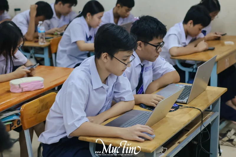 Học sinh Việt Nam tập trung làm bài thi trên máy tính tại lớp học
