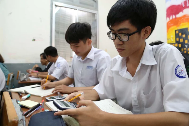 Học sinh Việt Nam đang tập trung giải bài tập môn Toán