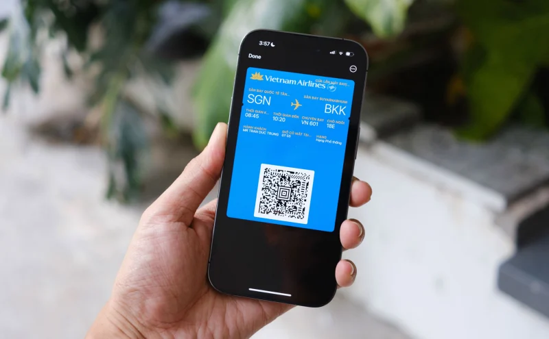 Thẻ lên máy bay VietnamAirlines hiển thị trên màn hình điện thoại thông minh
