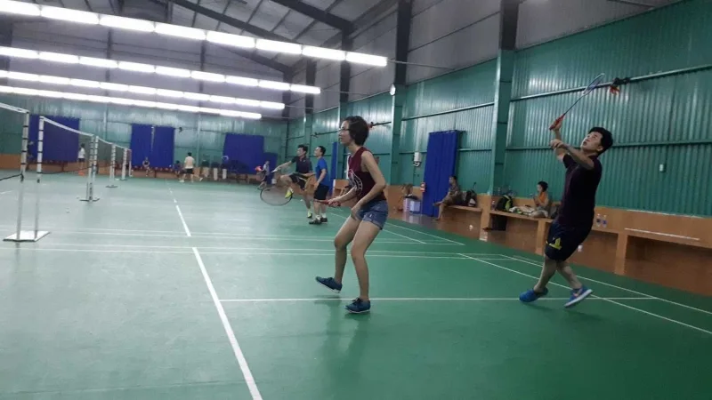 Người chơi cầu lông đang thi đấu tại sân cầu lông chuyên nghiệp trong nhà