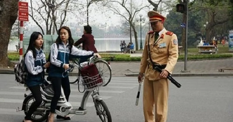 Học sinh đi xe đạp điện chấp hành luật giao thông tại Việt Nam
