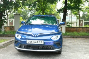 Xe điện VinFast màu xanh dùng để tập lái trước khi thi bằng B1