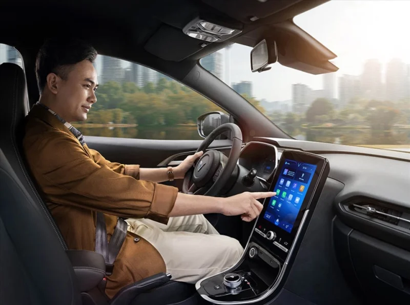 Người lái xe đang trải nghiệm màn hình giải trí trên xe điện VinFast