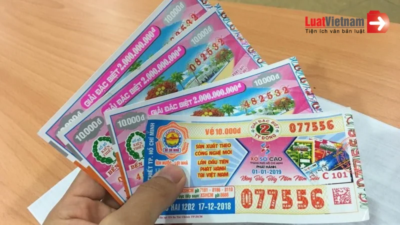 Người dân cầm trên tay những tờ vé số kiến thiết may mắn