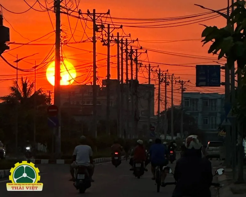 Mặt trời lặn hôm nay - Phân biệt giờ lặn và thời điểm trời tối Mặt trời lặn hôm nay - Phân biệt giờ lặn và thời điểm trời tối