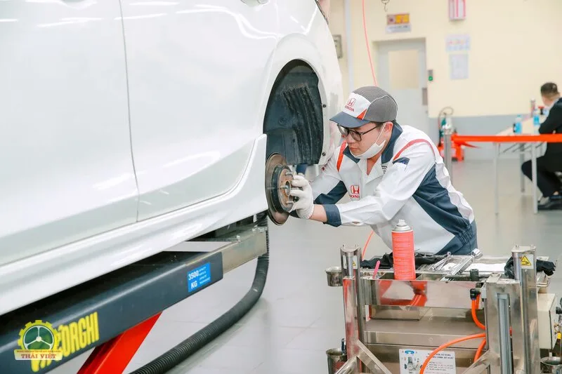 Cách xử lý khi xe ô tô mất phanh - Hãm tốc bằng động cơ, phanh tay và tìm lối thoát Cách xử lý khi xe ô tô mất phanh - Hãm tốc bằng động cơ, phanh tay và tìm lối thoát