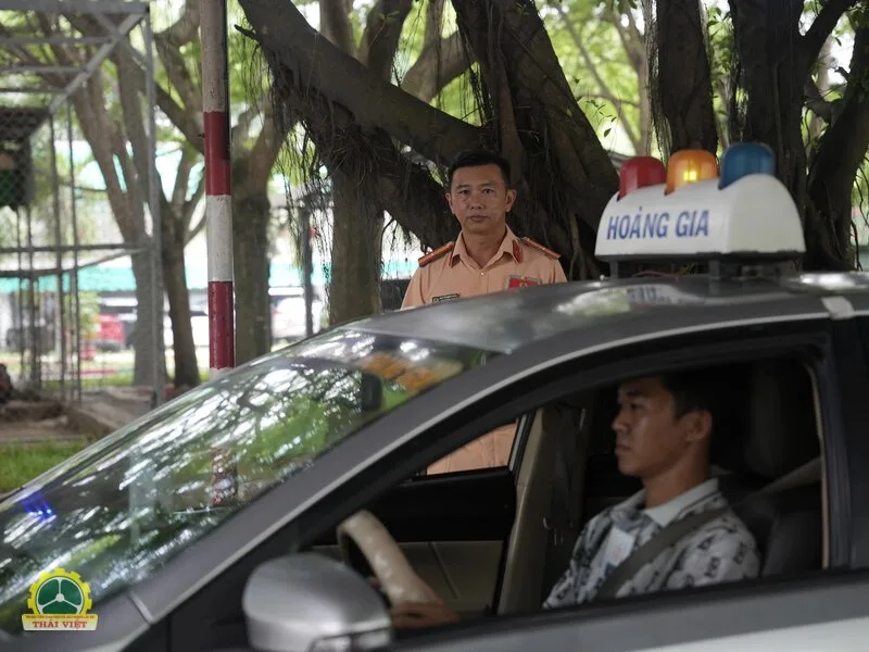 Cập nhật mức lệ phí thi sát hạch lái xe - Vì sao người học hay gộp hai khoản làm một Cập nhật mức lệ phí thi sát hạch lái xe - Vì sao người học hay gộp hai khoản làm một