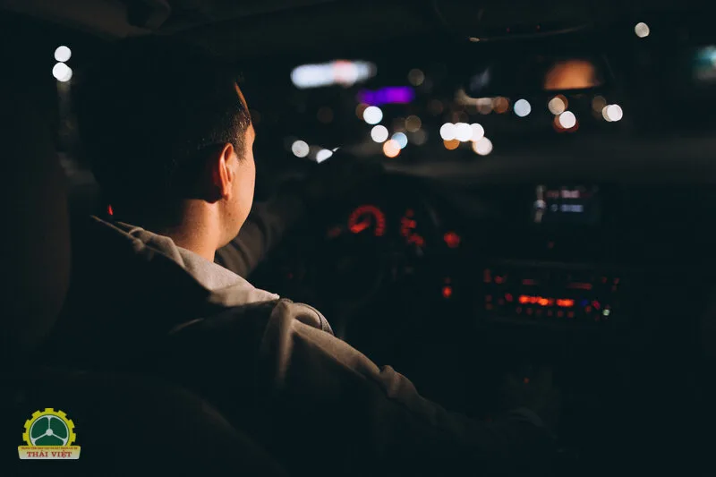 Lưu ý khi lái xe ô tô ban đêm - Bị đèn pha xe ngược chiều làm chói thì làm gì Lưu ý khi lái xe ô tô ban đêm - Bị đèn pha xe ngược chiều làm chói thì làm gì